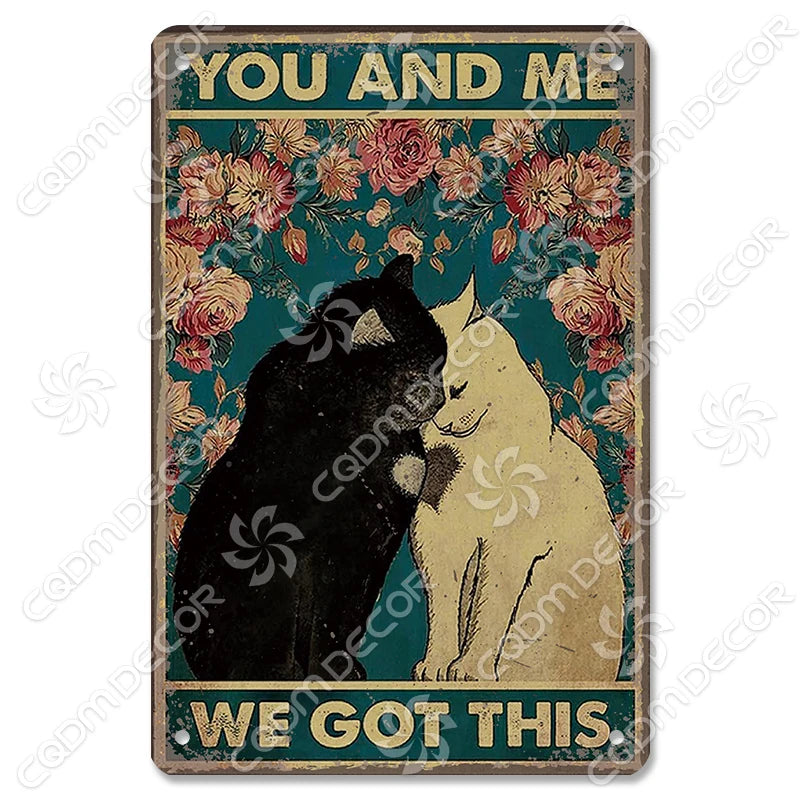 Décor mural vintage en métal représentant un chat noir et un chat blanc s'étreignant, avec le texte You and Me We Got This.