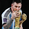 Un hombre con barba y tatuajes sostiene un trofeo de fútbol dorado, celebrando un logro deportivo.