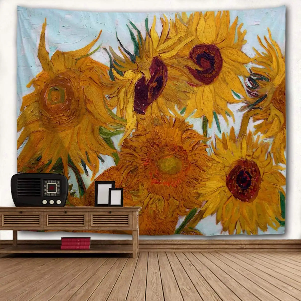 Une vibrante tenture murale avec de grandes marguerites jaunes sur fond bleu clair.