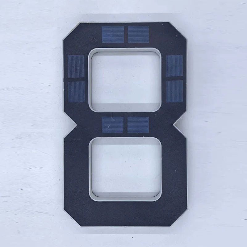 Un letrero de número oscuro con el 8, con paneles de luz solar.