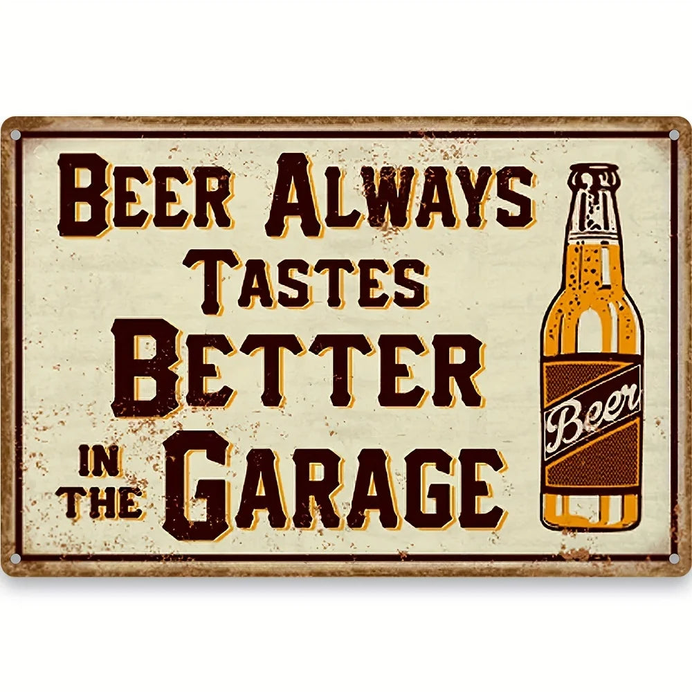 Vintage-Metallschild mit dem Text „Beer Always Tastes Better in the Garage“ und einer Illustration einer Bierflasche.