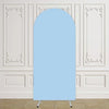Arco de fondo elástico personalizable azul claro exhibido contra una pared blanca con molduras decorativas.