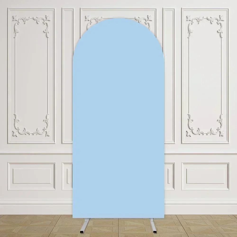 Arco de fondo elástico personalizable azul claro exhibido contra una pared blanca con molduras decorativas.