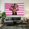 Grande tapisserie avec un design de drapeau américain usé et des figures musclées à thème patriotique.