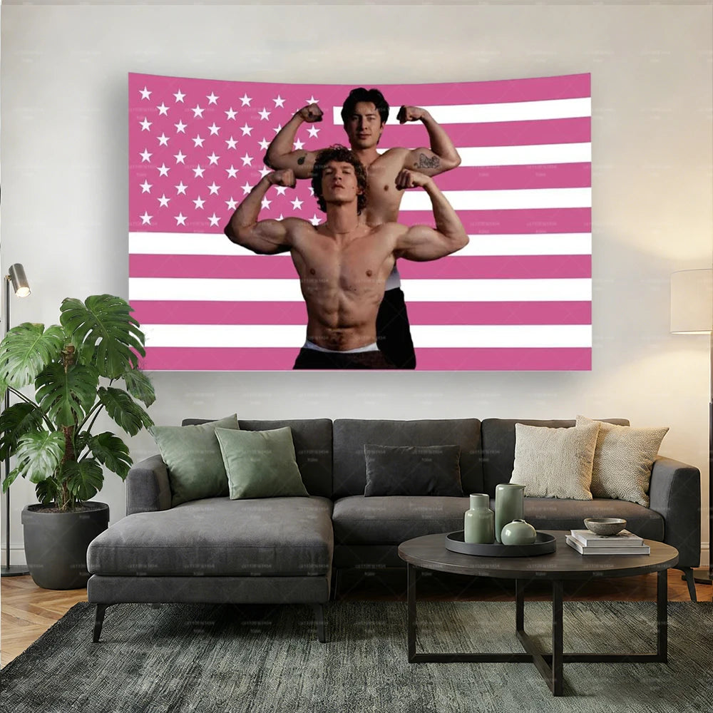 Grande tapisserie avec un design de drapeau américain usé et des figures musclées à thème patriotique.