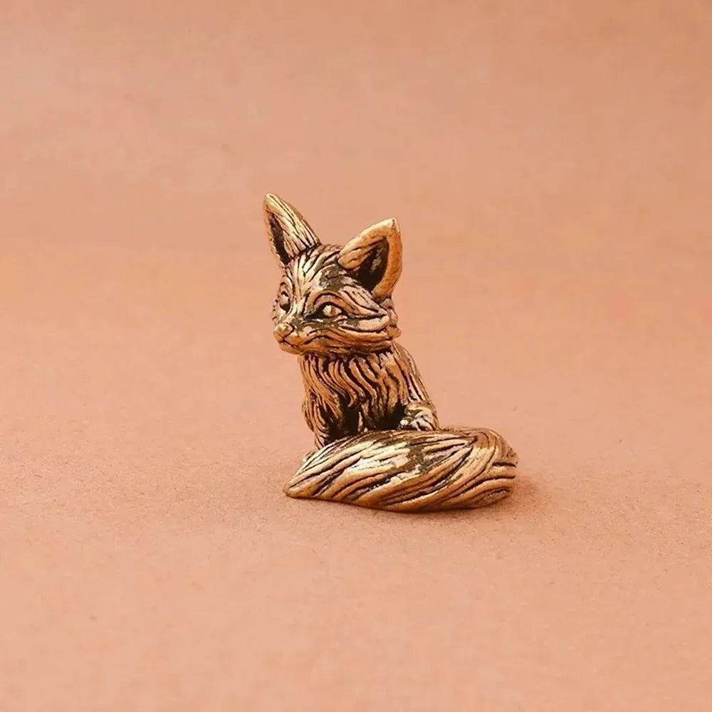 Sculpture de renard en laiton, artisanale, pour bureau, avec texture de fourrure détaillée.