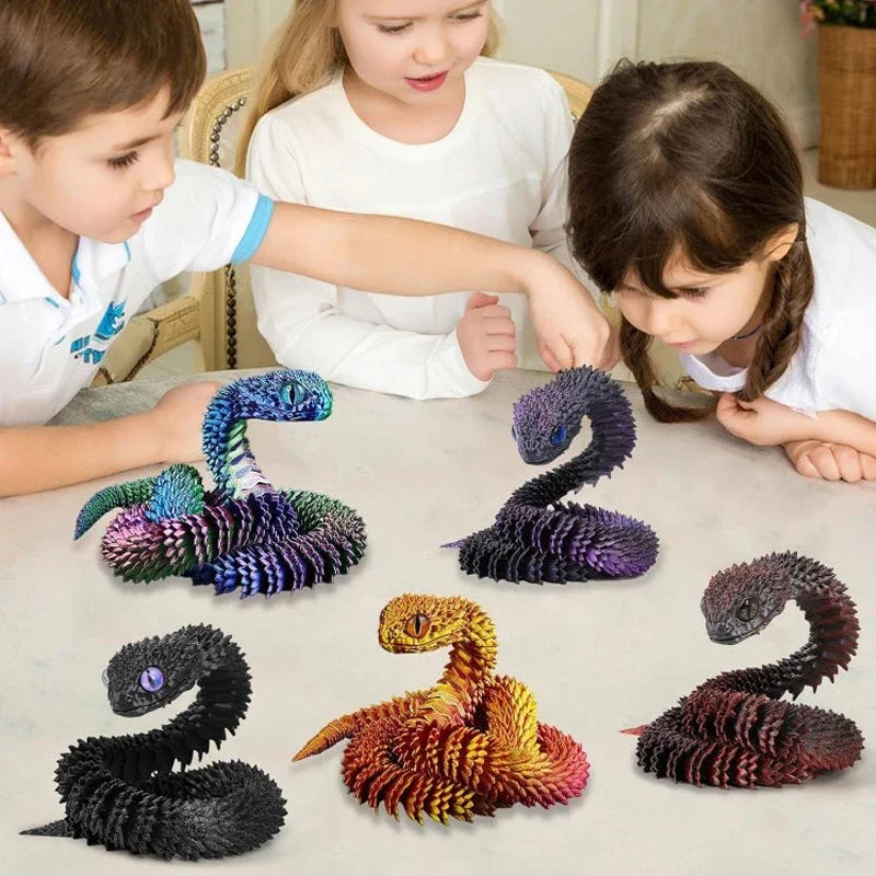 Eine Sammlung von 3D gedruckten Schlangen-Fidget-Spielzeugen in verschiedenen Farben und Texturen werden auf einem Tisch präs