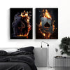 Dunkles Leinwandkunstwerk mit Spielkarten-Design und flammender Silhouette.