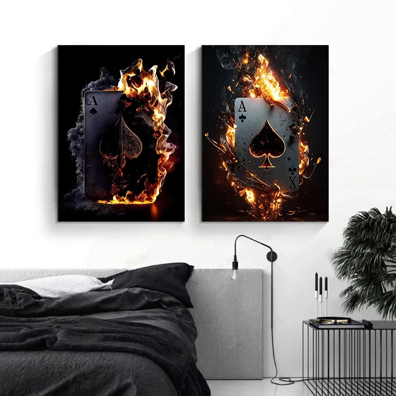 Dunkles Leinwandkunstwerk mit Spielkarten-Design und flammender Silhouette.