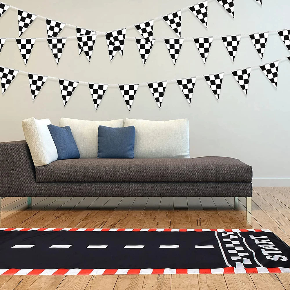 Une bannière de pavillon de course à carreaux tendue à travers une pièce, décorant un mur blanc au-dessus d'un canapé marron 
