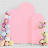 Fondo arqueado elástico rosa elegante decorado con globos florales redondos en tonos rosa, blanco y azul.