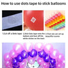 Primer plano de cinta de puntos usando para pegar una pegatina blanca en un globo para decorar.