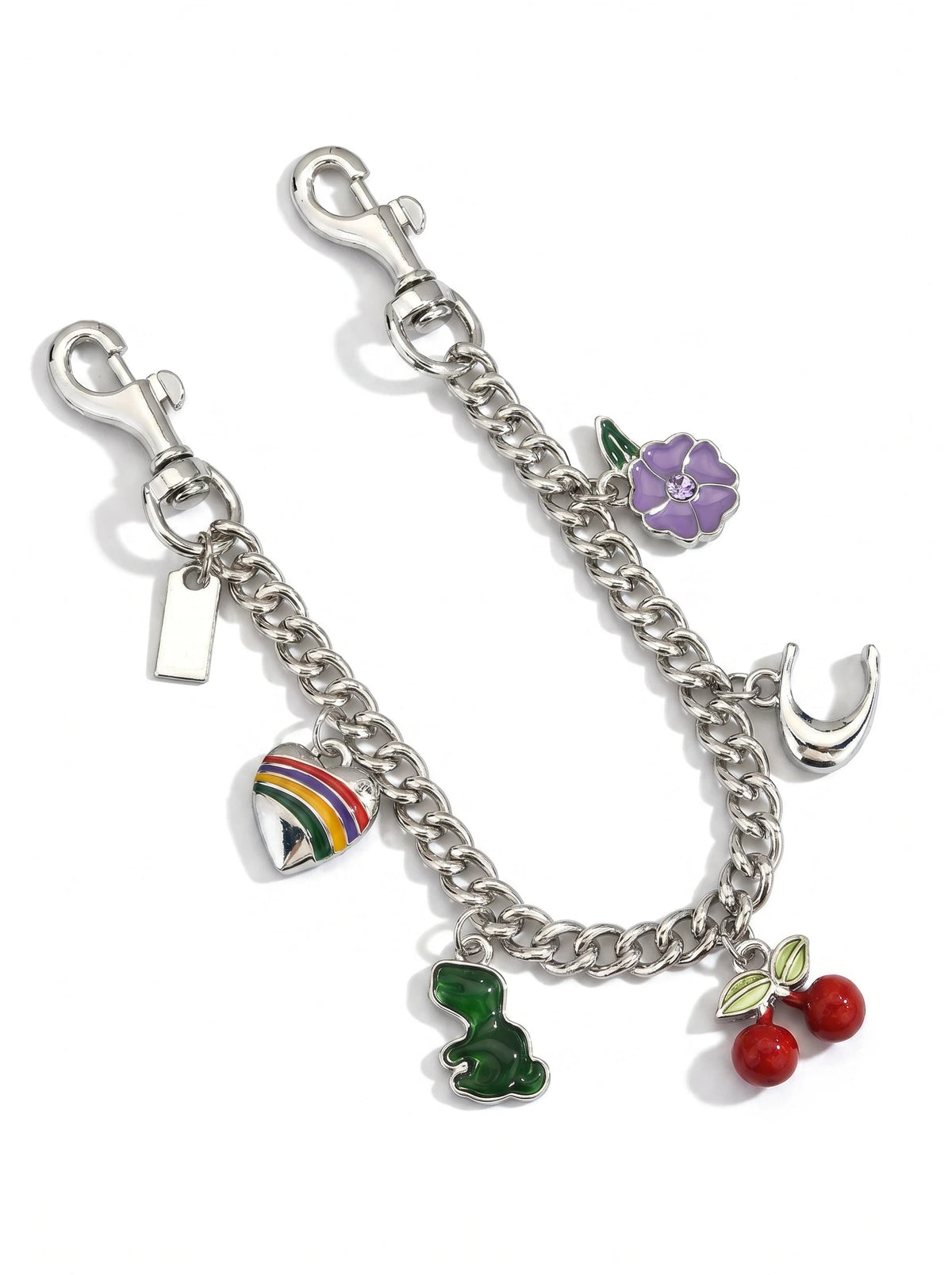 Collier en chaîne argentée avec un charm de fleur violette et un pendentif rectangulaire.