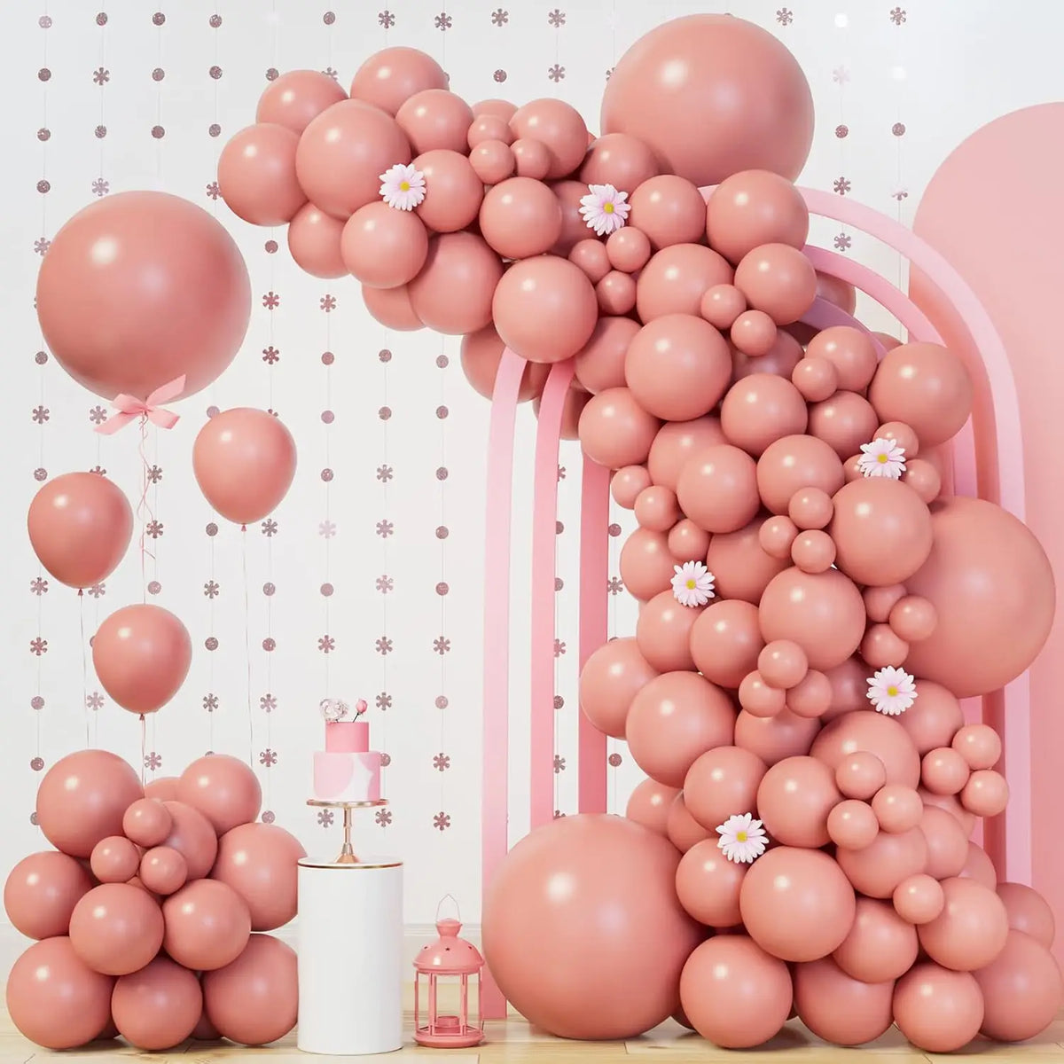 Ein großer Ballon-Girlande aus rosa Ballons wird vor weißem Hintergrund präsentiert.