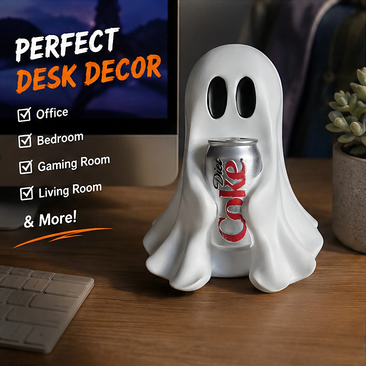 Figurine fantôme blanche tenant une canette de soda en verre, exposée sur un bureau en bois.
