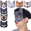Variedad de máscaras a medio rostro de gato peludo en diferentes colores y estilos mostradas contra el rostro de una persona.