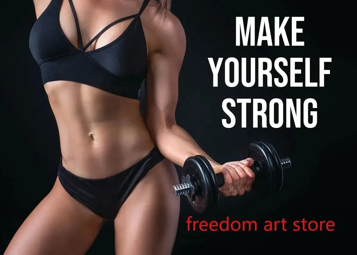 Une femme musclée en tenue de sport noire soulève un haltère, avec un texte encourageant la force.