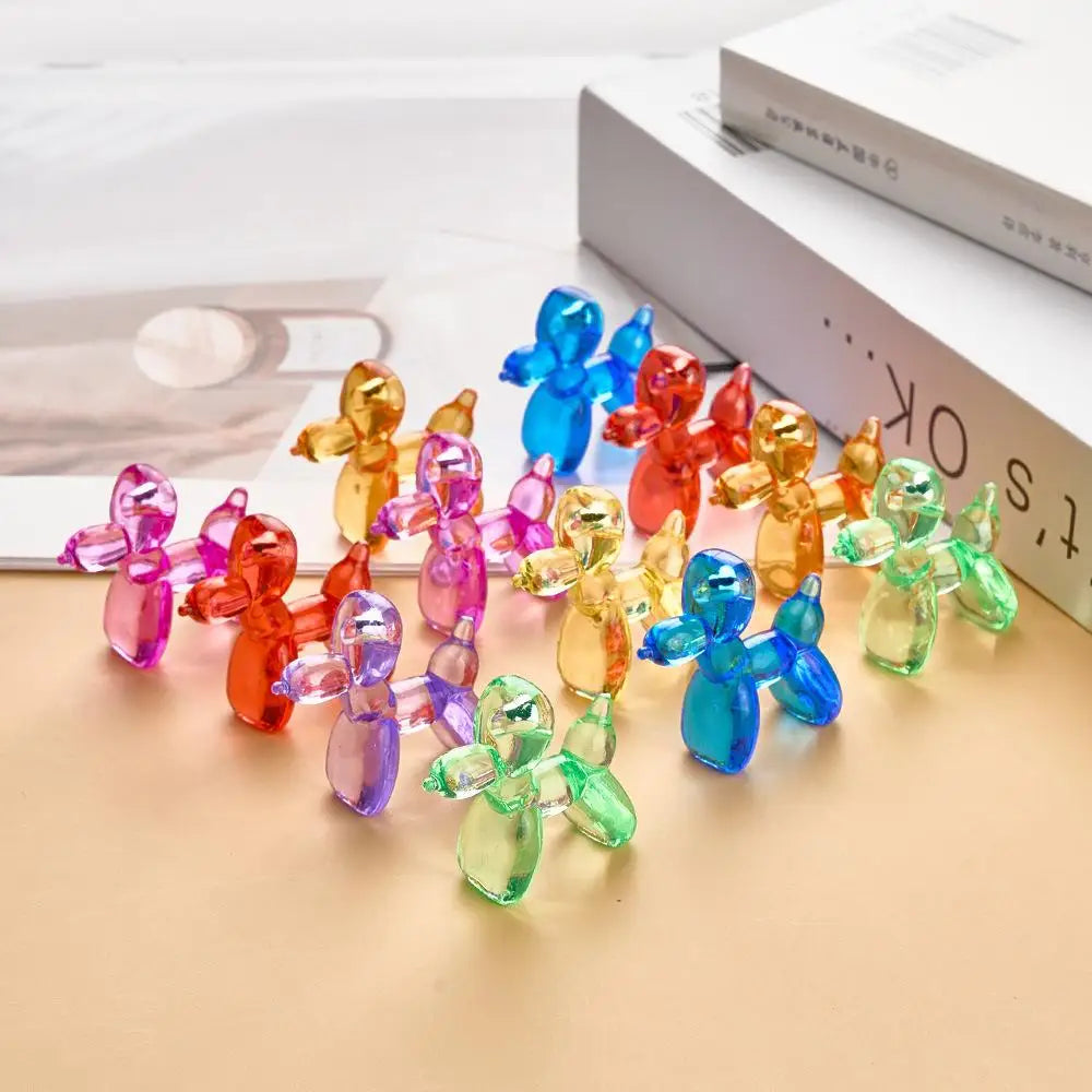 Eine Sammlung farbenfroher Mini-Kristallballon-Ornamente in verschiedenen Pink-, Orange-, Gelb-, Blau- und Grüntönen angeordn