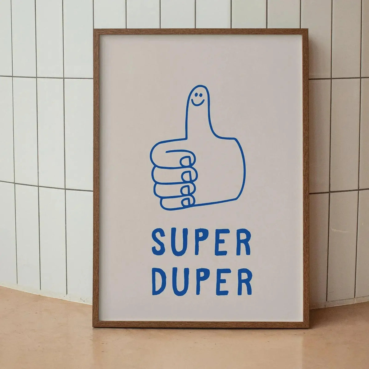 Arte enmarcado con un dibujo de gesto de la mano y el texto SUPER DUPER.