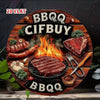 Une pancarte en bois avec un équipement de barbecue comprenant de la viande, des saucisses et des épices.