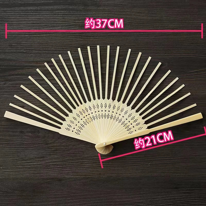 Ventilateur à main squelette en bambou beige clair, pliage, avec une ouverture de 37 cm et une longueur de 21 cm.