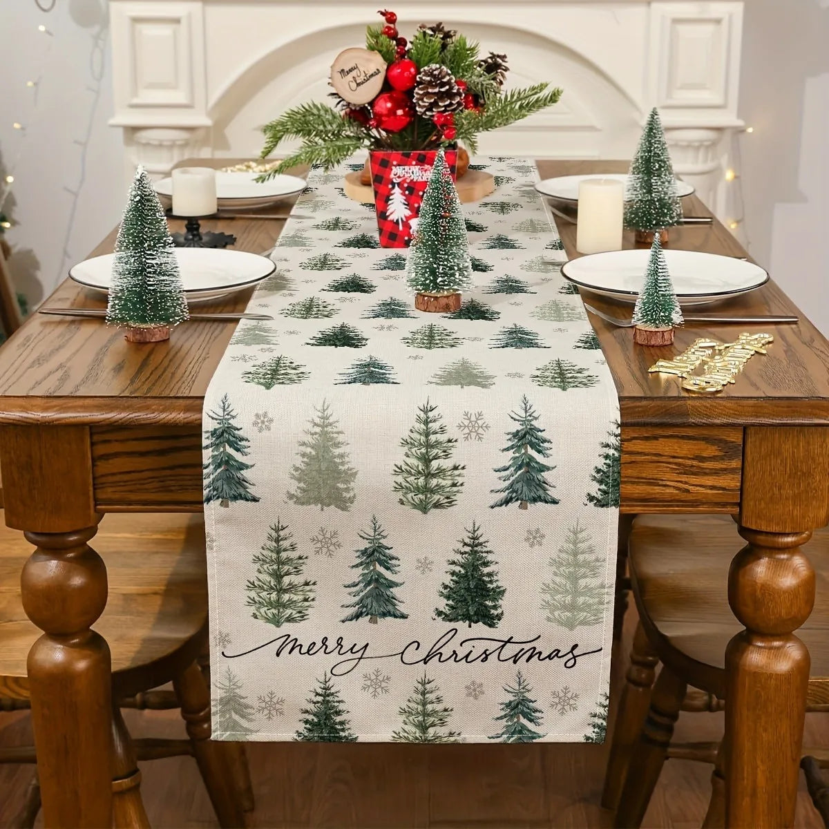 Un camino de mesa navideño festivo con un patrón de árboles perennes y copos de nieve sobre una mesa de comedor de madera.
