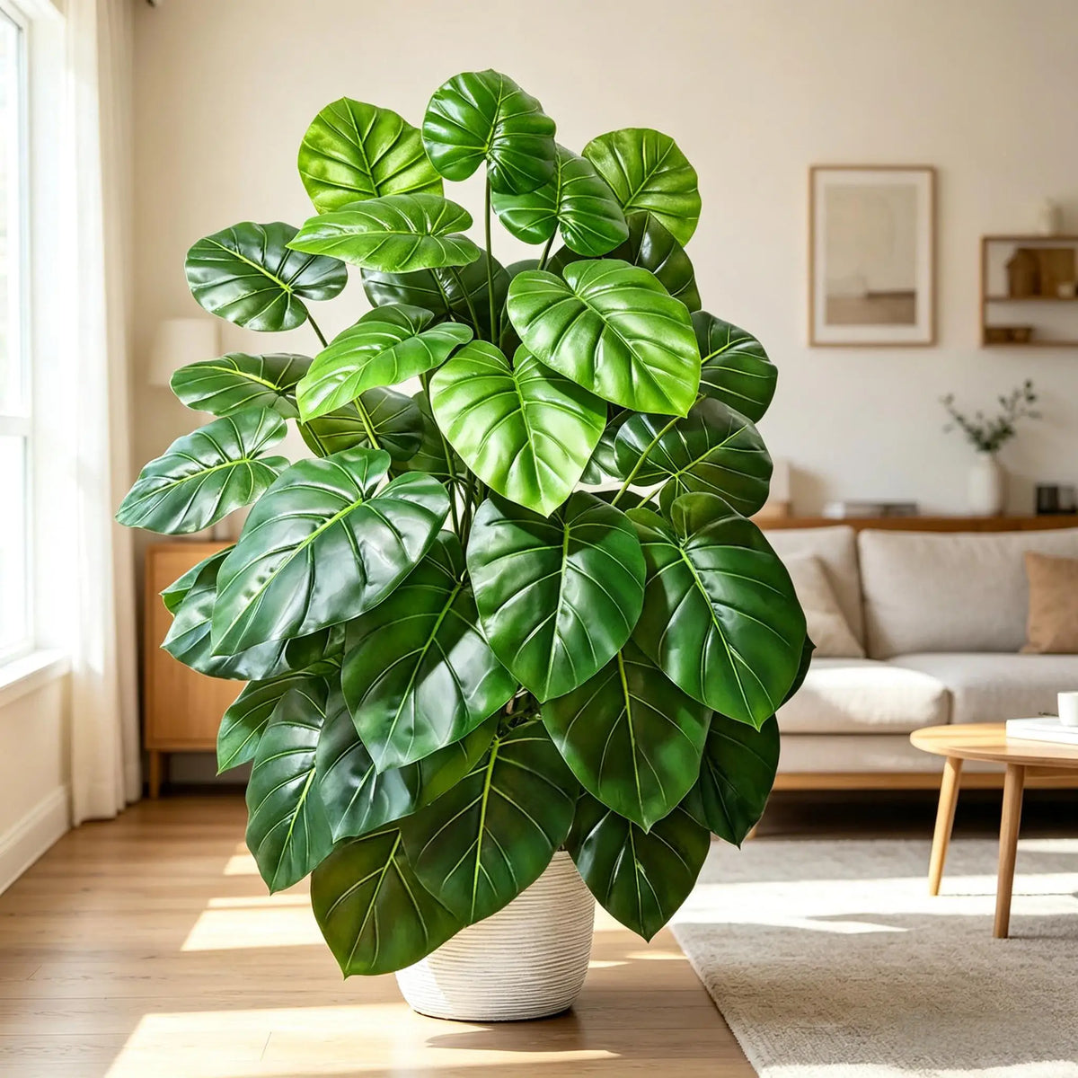 Eine große, leuchtend grüne künstliche Palmfarn mit glänzenden Blättern in einem weißen Topf auf einem Holzfußboden.