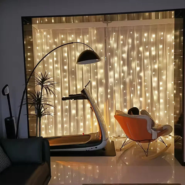 Guirlande lumineuse LED illuminant une pièce, avec une lampe moderne et une chaise orange.