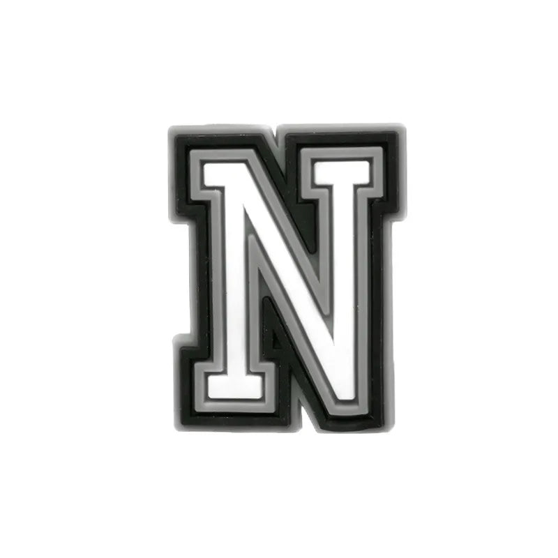 Charm ou accessoire de chaussure en lettre N noir et blanc.