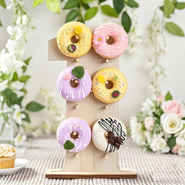 Soporte de madera con números mostrando donuts y cupcakes para postres.