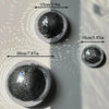 Exposition de boules de disco en verre miroir de différentes tailles et reflets lumineux