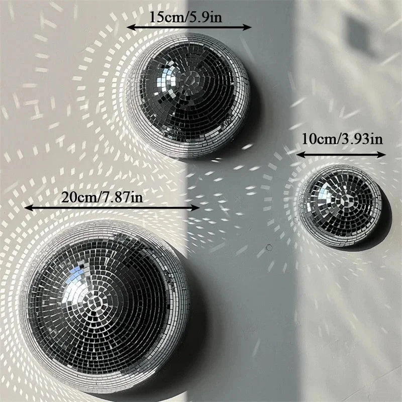 Exposition de boules de disco en verre miroir de différentes tailles et reflets lumineux