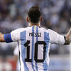 Arte de pared de Lionel Messi, leyenda del fútbol, mostrando un jugador levantando el dedo índice.