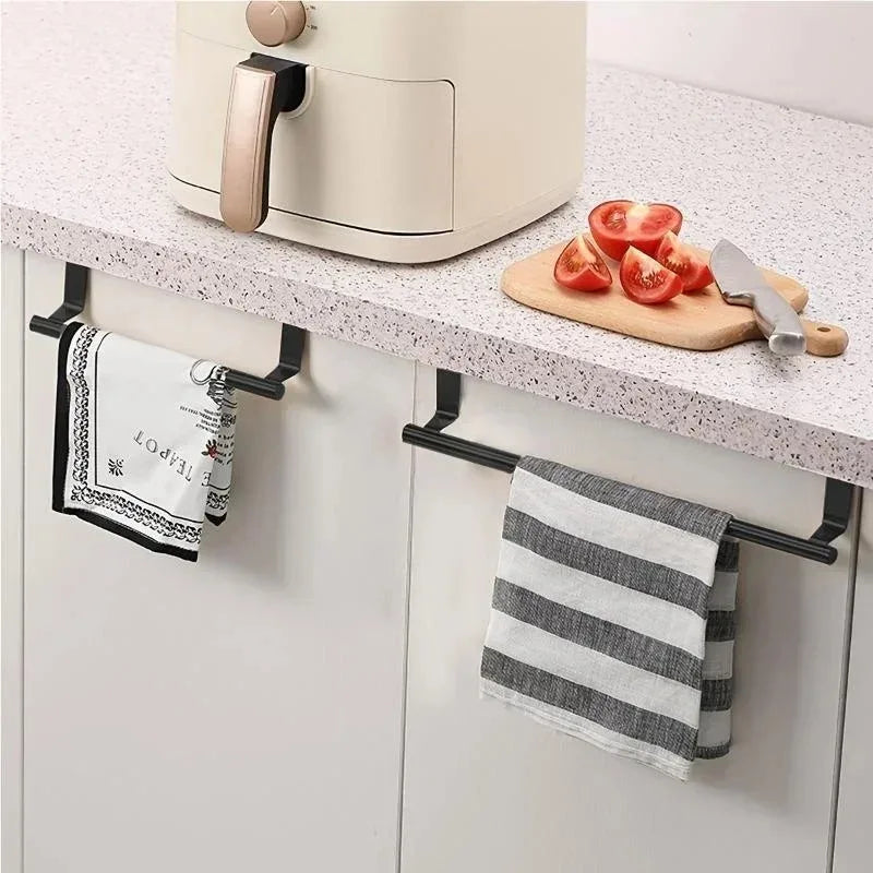 Porte-serviette en acier inoxydable sur un comptoir de cuisine avec des tomates fraîches et une serviette pliée.