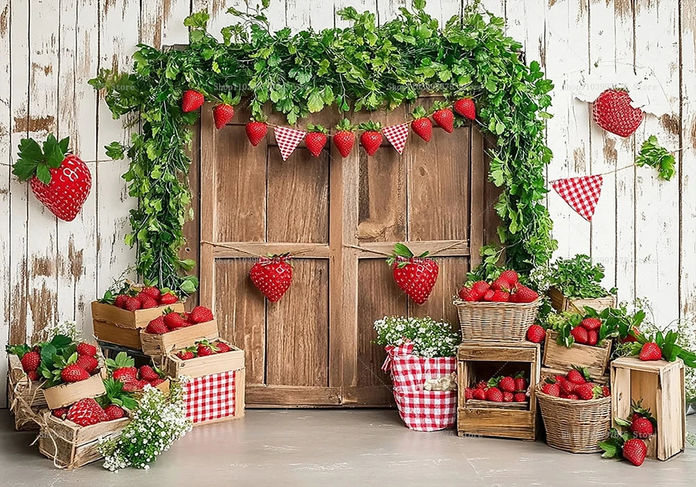 Rustischer Fotohintergrund mit Holztür, grünem Rankenwerk und roten Erdbeeren, umgeben von geflochtenen Körben