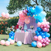 Arche de ballons colorée avec des ballons roses, bleus et violets pour un événement.