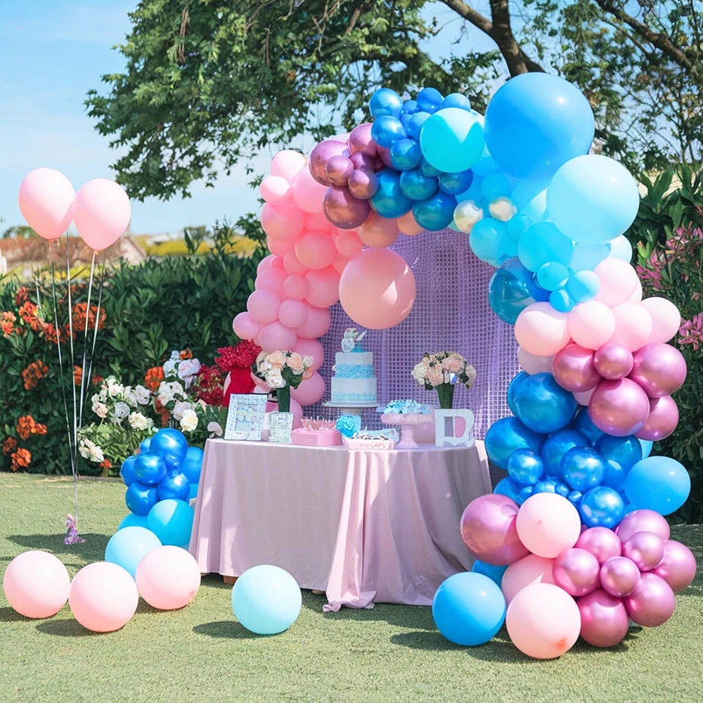 Arche de ballons colorée avec des ballons roses, bleus et violets pour un événement.