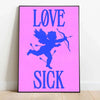 Rosa Leinwandkunstdruck mit dem Text LOVE SICK in großen violetten Buchstaben und einer Silhouette eines Engels, der einen Pf