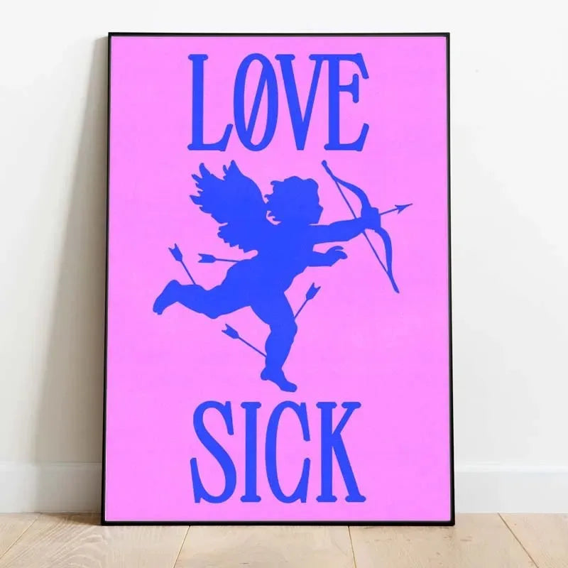 Rosa Leinwandkunstdruck mit dem Text LOVE SICK in großen violetten Buchstaben und einer Silhouette eines Engels, der einen Pf