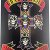 Plaque negra con diseño de calavera y tibias cruzadas con el texto Guns N' Roses y Appetite for Destruction