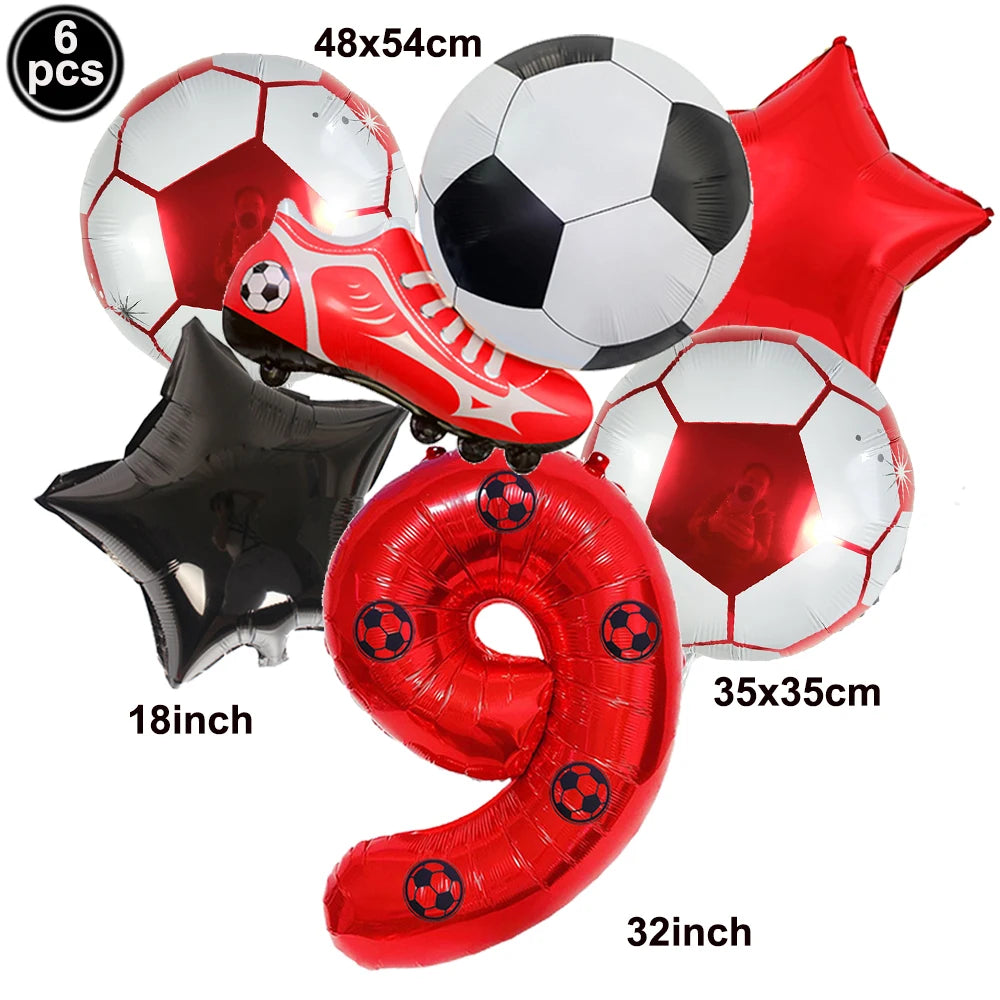 Un set de six ballons de football rouges et blancs, incluant un ballon, une chaussure et le ballon numéro neuf.