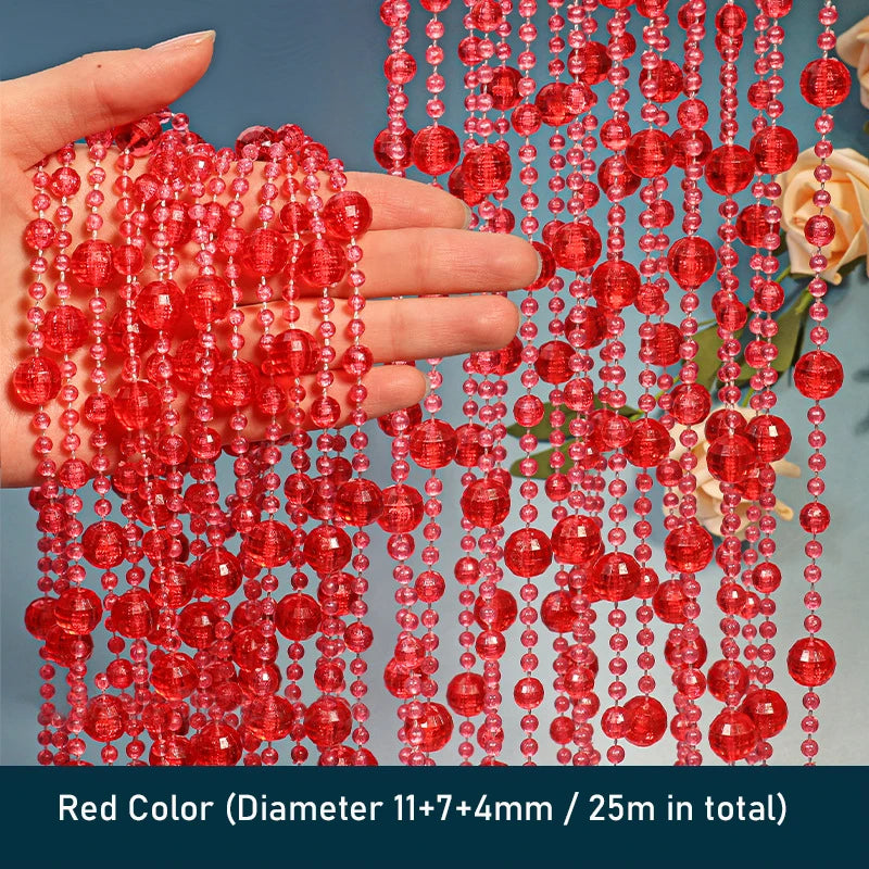 Rideau de porte en perles de cristal rouge avec de nombreuses petites perles rondes.