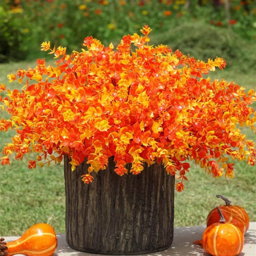 Lebendiges Arrangement aus orangen künstlichen Sträuchern für saisonale Dekoration.