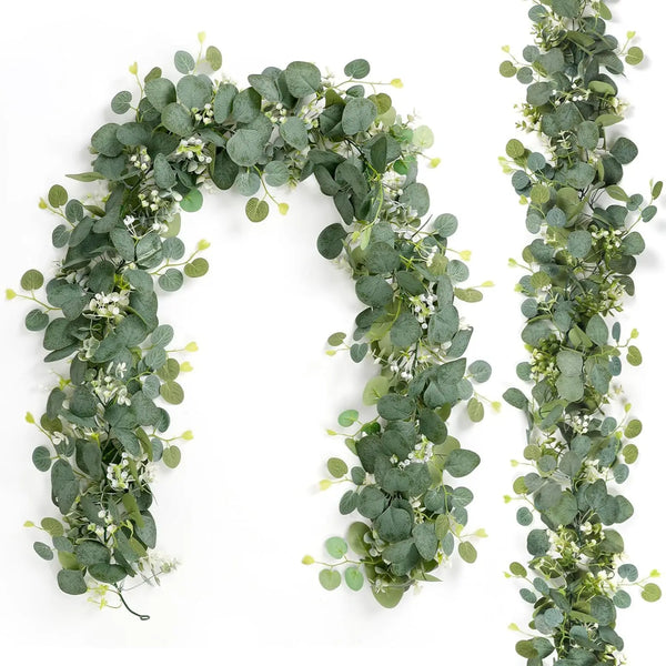 Une longue guirlande luxuriante de feuilles d'eucalyptus vertes et de petites fleurs blanches pour la décoration.