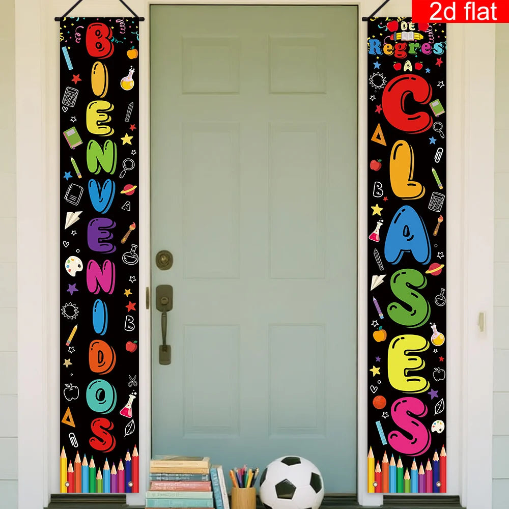 Vertikales Wandtuchbanner mit bunten Buchstaben 'BIENVENIDOS' und 'CLASES' in Schwarz auf dunklem Hintergrund, aufgehängt