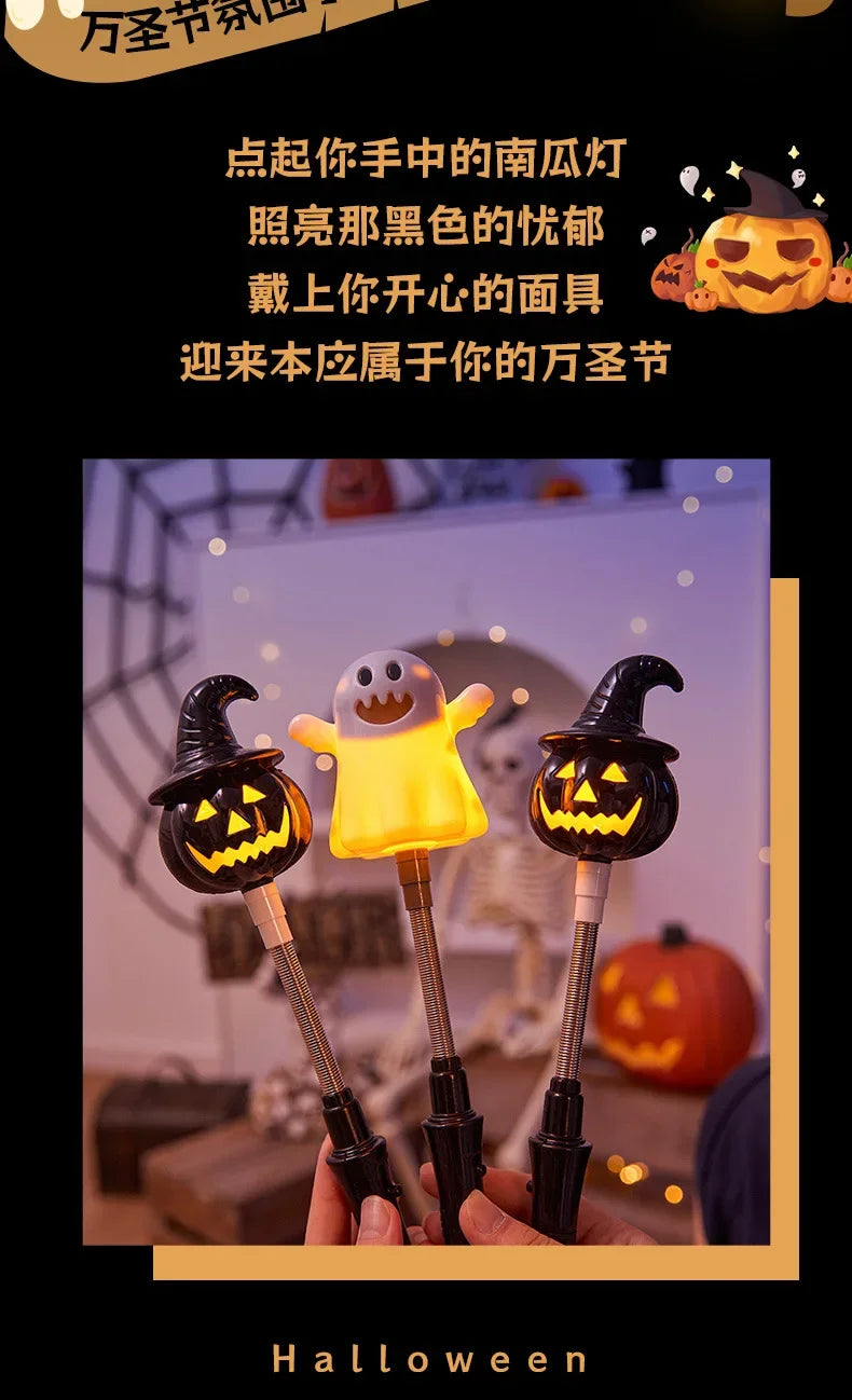 Un ensemble de bâtons à citrouille luminescents utilisés comme lanternes d'Halloween.