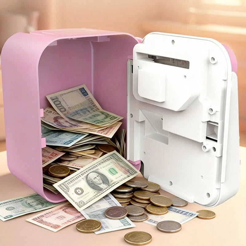 Une tirelire en forme de visage rose pour enfants est ouverte, remplie de pièces et de billets.