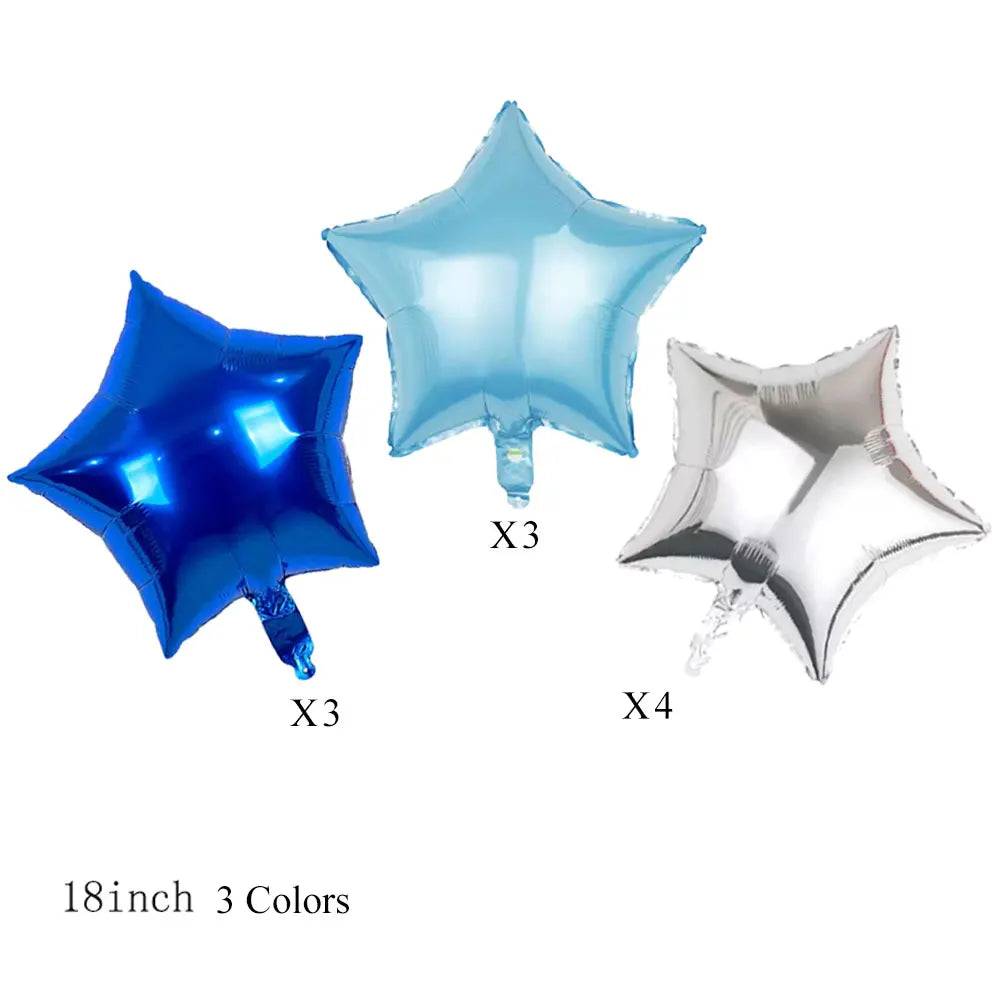 Un set de dix ballons en feuille d'or de différentes tailles et nuances, présentés sur un fond blanc.