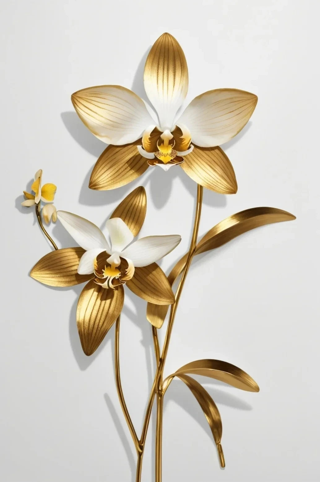 Una flor de orquídea dorada y blanca en un tallo esbelto contra un fondo claro.