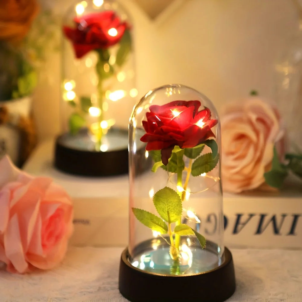 Ein Glasvase mit einer roten Rose leuchtet hell auf, auf einer dunklen Basis.